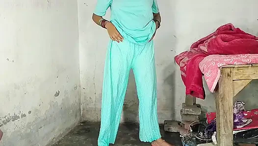 Göt amcık sikiyor yarak emiyor göğüslerini emiyor memeden süt emiyor ve domaltarak yarağa oturuyor ve doğrudan Hintçe seste yatıyor