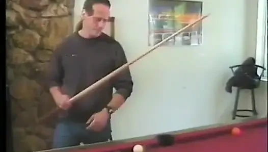 Ateşli küçük memeli Asyalı bilardo masasında yatıyor, böylece tonlu adam kıllı amını sikebiliyor