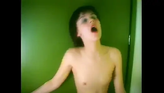 Zwei junge retro-lesben lecken und masturbieren ihre haarige muschi in einer 69