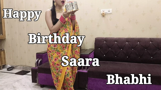 Индийская красотка Saara Bhabhi празднует свой день рождения со своим любовником и получает кримпай-подарок
