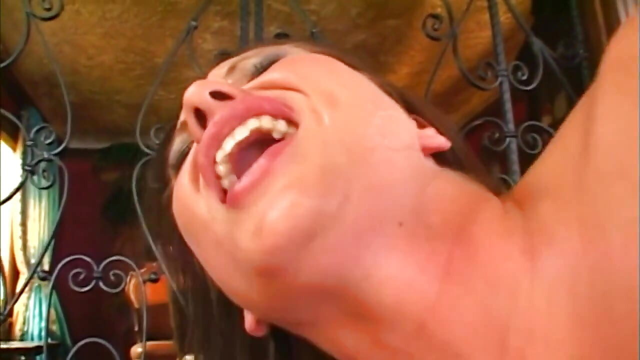 Verleidelijke brunette milf gevingerd tot schreeuwend orgasme