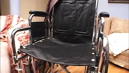 Milf mit dicken möpsen liebt jungen schwanz in der muschi im mund ... in den mund kommen