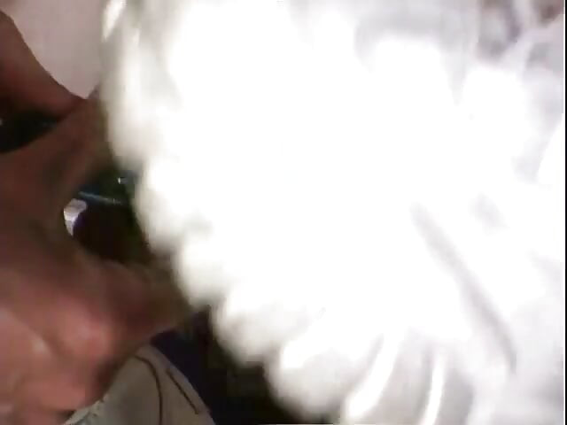 怪異裸體男健身房實習生用玩具插入教練的屄和屁股