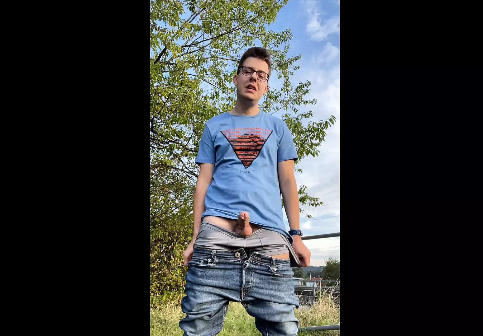 它的德国twink jake019_xx第一次在户外裸体和在树林里手淫