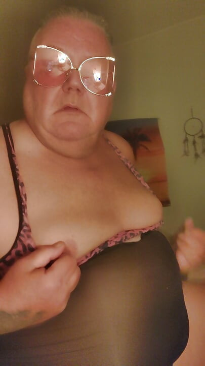 GANGSTAZZ SHOWING HOW  I'M USING A 8 INC BBC DILDO ROGHT
