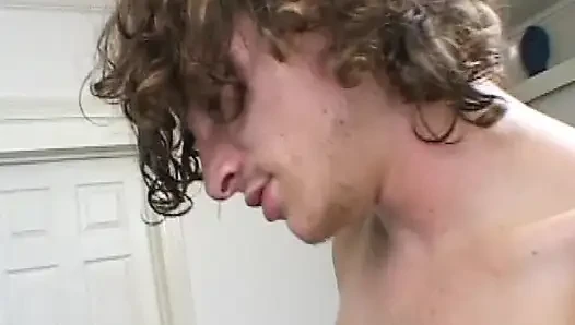 Geiles brünettes schätzchen gefingert und hart auf der couch geritten