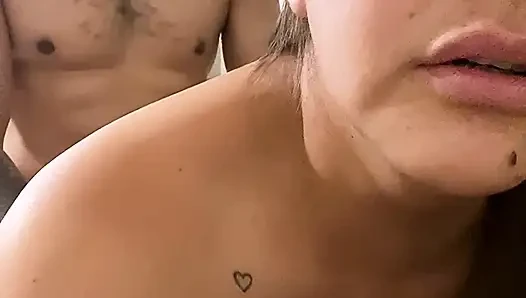 Cewek semok latina yang lagi sange ini merekam wajahnya sambil dientot habis-habisan sampai mengerang keenakan