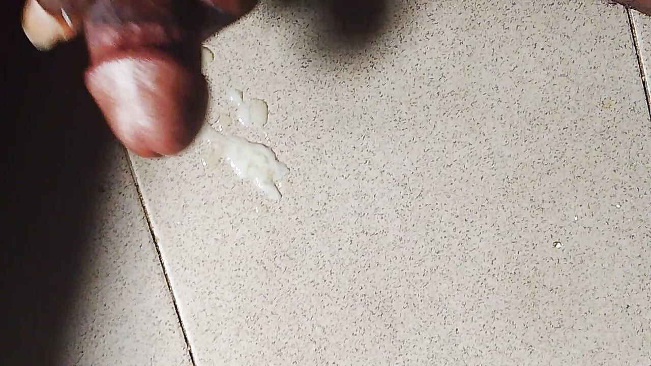 Une grosse noire suce une éjaculation