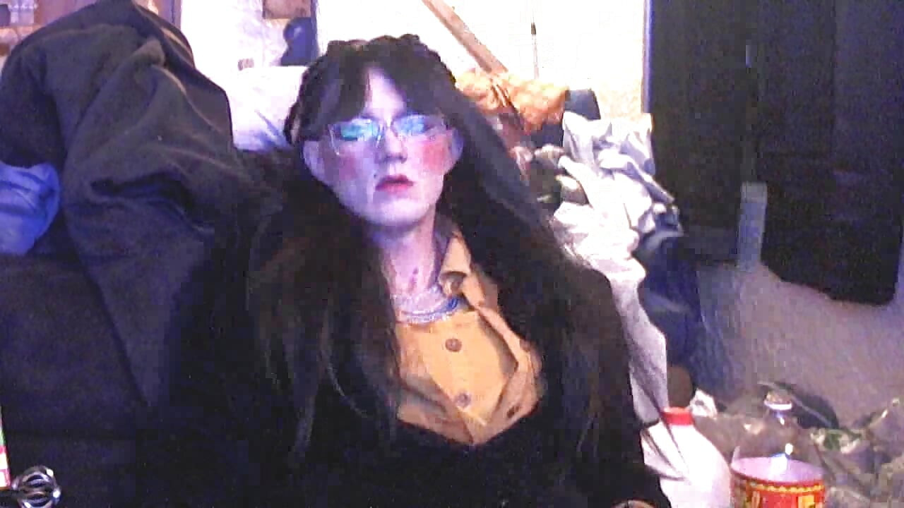 CROSSDRESER JERKS OFF HUGE COCK