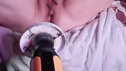 Сквиртующая Skittlez трахает ее пизду