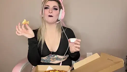 Mukbang gadis gamer dengan pantat bahenol dan kemben melorot