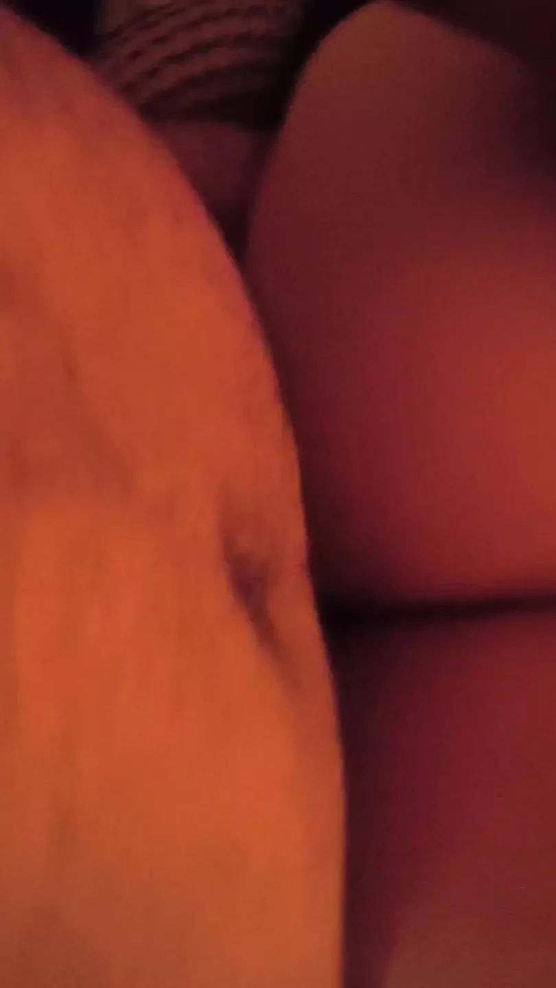 Donna formosa che gioca con se stessa e viene scopata a pecorina fino a quando non vengo