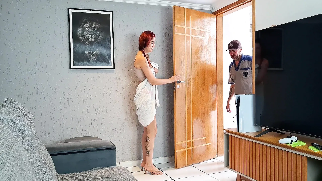 Maintenance worker is teased by the housewife in panties!