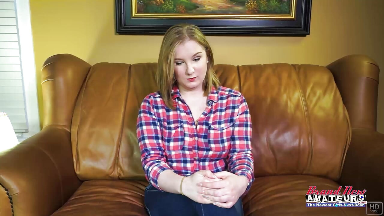 Güneyli tatlı lottie akranları amını derinden siktiriyor ve döl yutuyor!