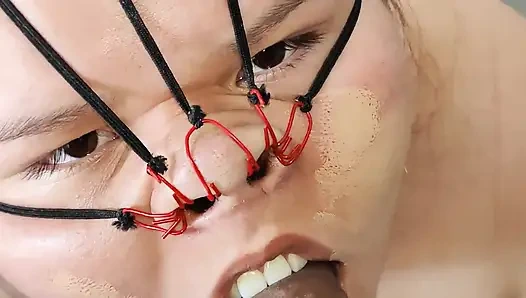 Моя поросенка-шлюшка обожает глотать мой член