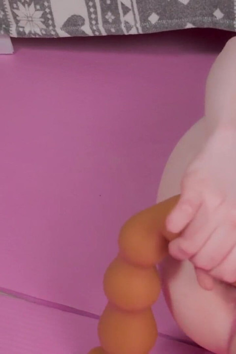 Ritzy Rain estica seu cu sacanagem com brinquedos, ela os leva do cu à boca e esguicha no final