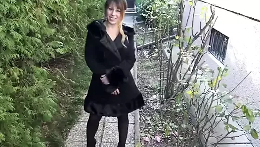 Немец снимает на видео свою трахающуюся подругу в черных чулках