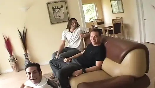 Сексуальная сучка покрывает лицо спермой после горячего гэнгбэнга