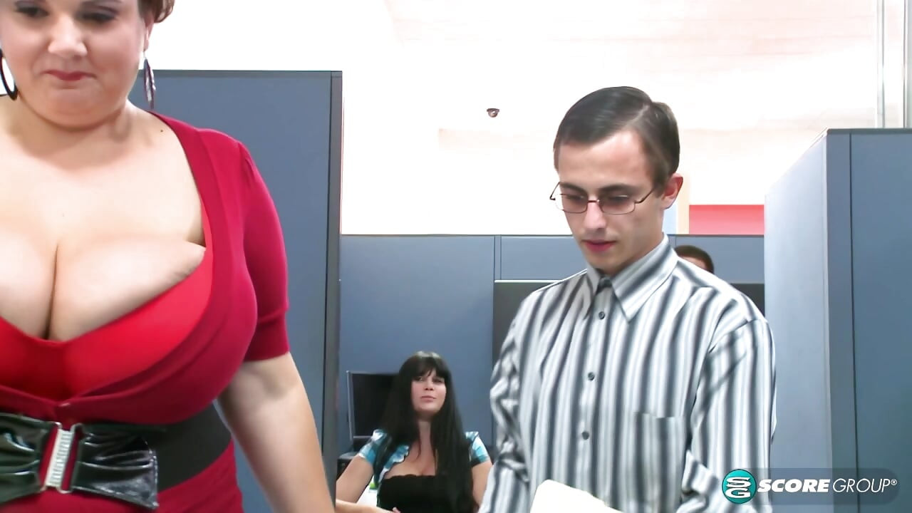 אפילו גיקים ראויים לנשים עם ציצים ענקיים