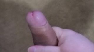 Masturbation de bite poilue mouillée non circoncise