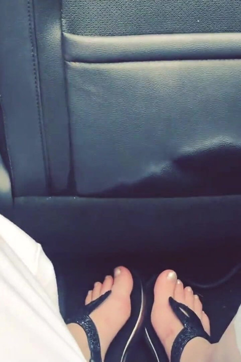 Feet tease in mustang cabriolet