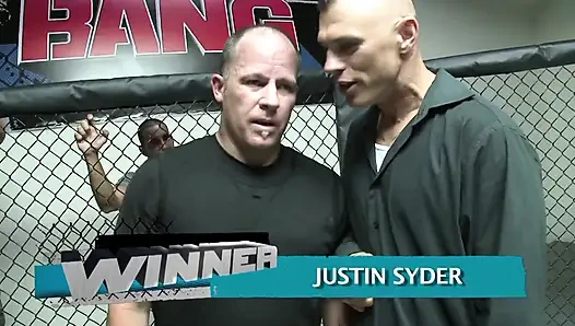 Erstaunliches fröhliches fickloch von mädchen wartet weit offen auf majestätischen schwanz, den er hämmert