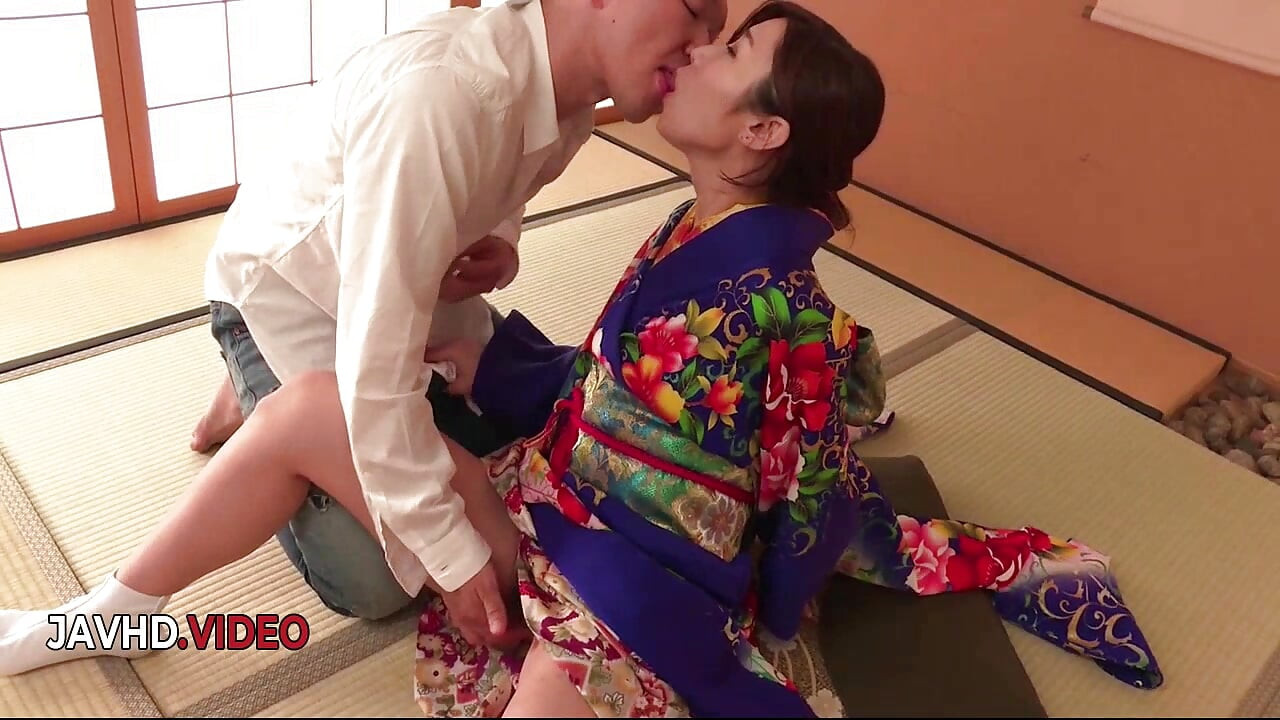 Ayumi shinoda sizzles với màn thổi kèn kimono gợi cảm trên máy ảnh