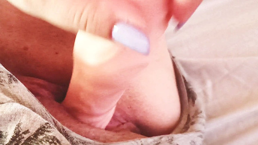 Amateur Girl Masturbating and wets her pussy