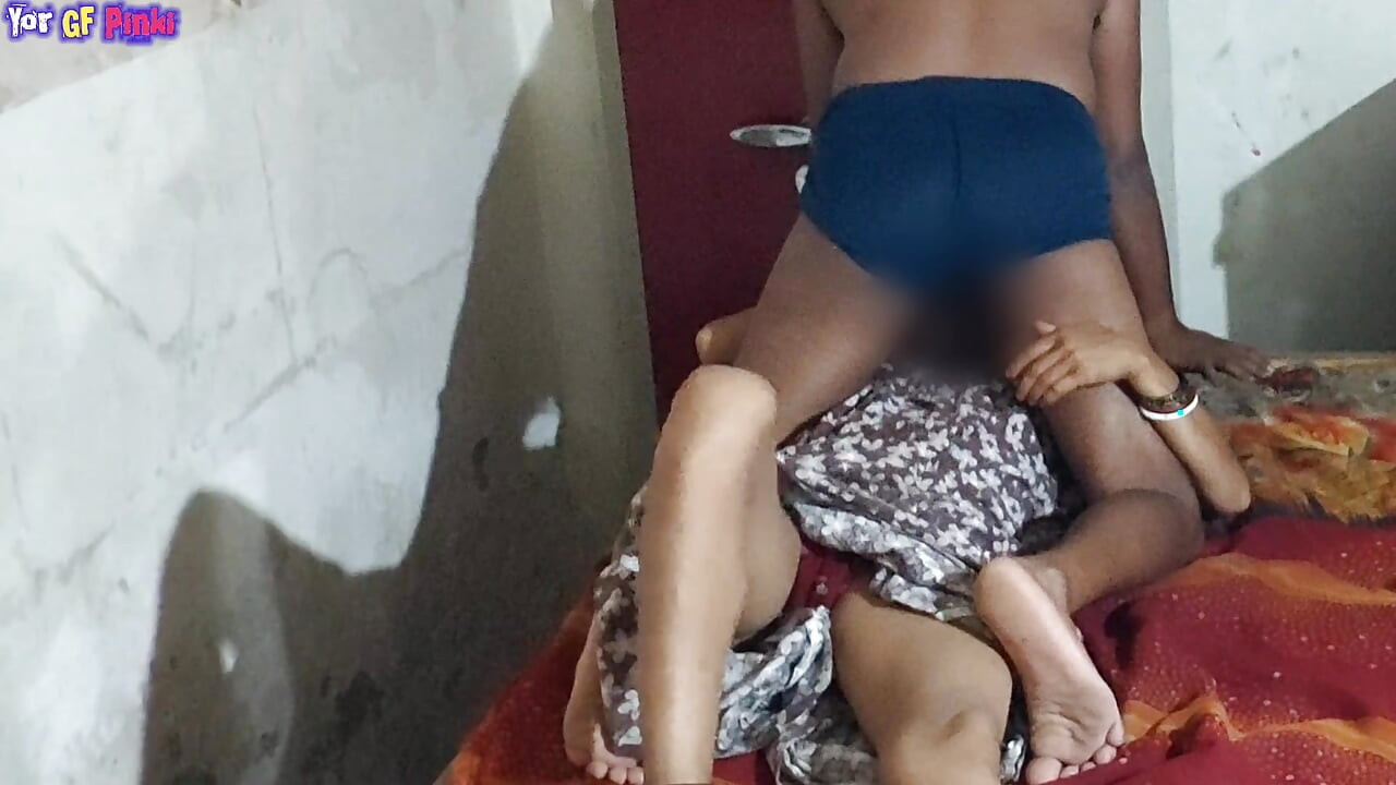 Sora vitregă indiană desi de 18 ani face sex pentru prima dată, în strâmtă. În coloană sonoră hindi