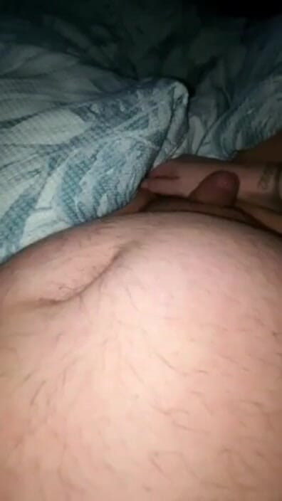Une belle-mère choque sa belle-fille en branlant la bite de son beau-fils au lit | Clip 2