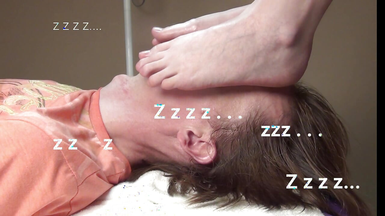 FOOT FETISH   (video - Facial massage with feet)