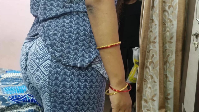 Pinki Bhabhi Seduces TV Mechanic For Sex because she unable to Pay Service