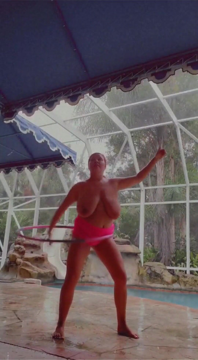 Regnig dag topless träning vid poolen! Skulle du vara min personliga tränare?