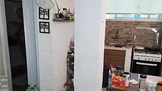 Настоящая нудистская подчистка на кухне: обнаженная пара моет полы