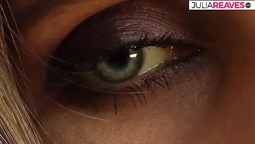 Son derece sıkı amcık dev bir dildoyla sikiliyor