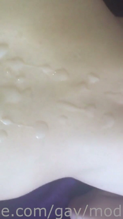 Le salpiqué toda la espalda a esta puta con leche caliente | Clip 1