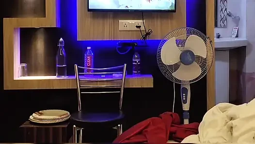 Hintli kadın sert sikiliyor ve fışkırtıyor, yüksek sesle inliyor