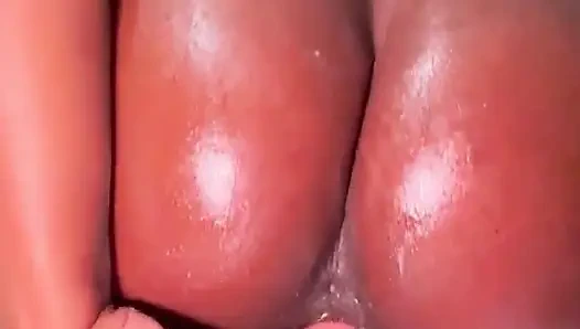 Sexy ebenholz mit dicken titten fickt ihre muschi hart