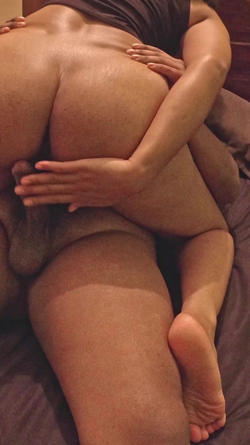 Momen penting dari "adik tiriku yang sange mergokin aku lagi coli dan bergabung"