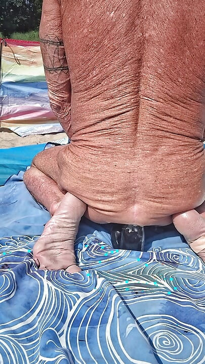 Pagi-pagi di pantai meregangkan duburku dengan dildo hitam besarku