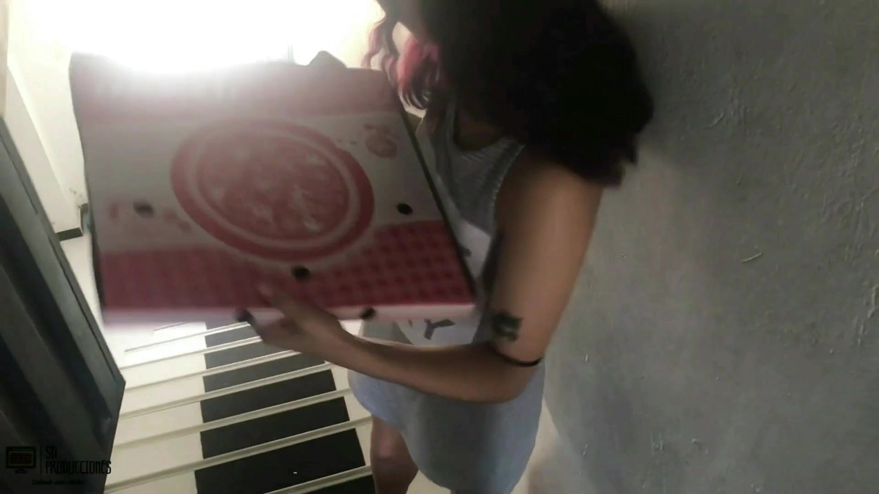 送货员非常需要，他没有拒绝我的提议，支付披萨的口交 - 西班牙语色情