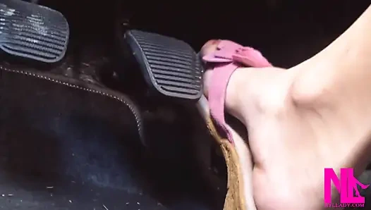 Pedal Pomping di Pink Wedges / flip Flops