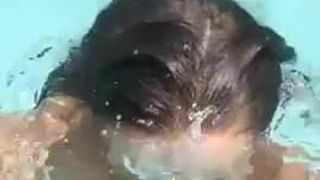 Menina expõe seus peitos grandes na piscina