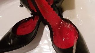 Orina homenaje a los zapatos de puta de mi dulce esposa