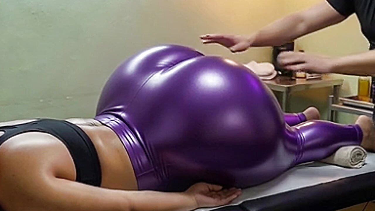 นวดน้ํามันแม่ยายตูดใหญ่ในเลกกิ้งสีม่วงจบลงในกางเกงในสีม่วง