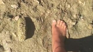 Jons pieds nus dans la boue de la rivière