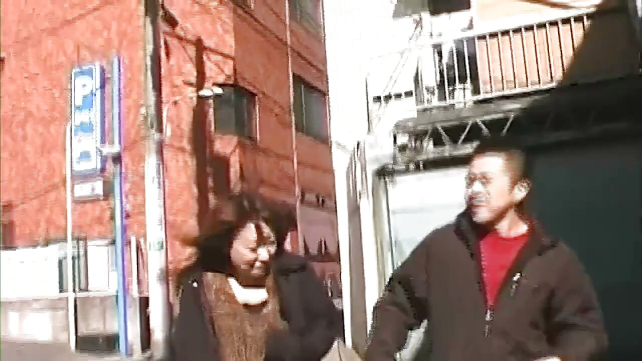 Pareja asiática madura disfruta arriesgado juego de pechos públicos