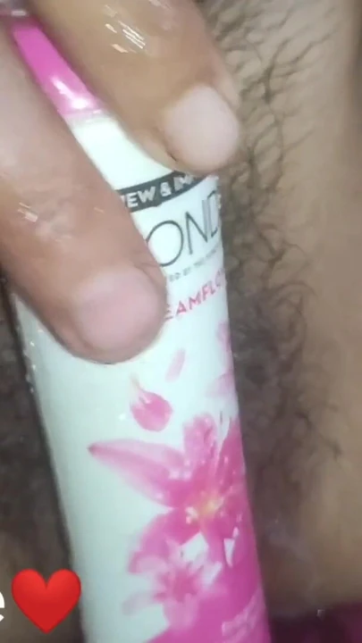 Momento de cair o queixo de "Eu coloco uma pequena garrafa dentro da minha buceta. Puti chilaayera hairaan bhayo malai"