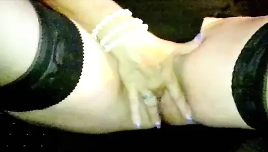 Schau zu, wie dieses französische schätzchen ihre muschi in der session gefingert bekommt