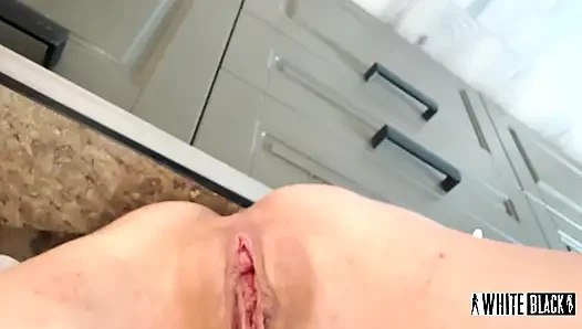 Gerçek bir ihanet! Evli Milf Kocası İçin Video Çekiyor, Yabancı Onu Her İki Delikte De Sevişiyor